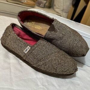 EUC TOMS brown tweed print slip on shoes flats W 8 textured metallic tan maroon